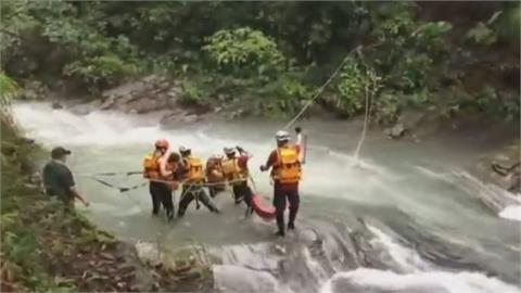 還敢去戲水！幽靈瀑布溪水暴漲 男女受困求援