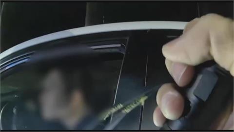 高雄警匪追逐！毒駕男假配合臨檢猛踩油門　警開5槍逮人
