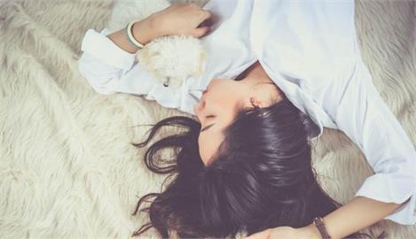 噁！神棍謬稱「跟我X愛可拿修羅氣」　強制性交又詐財下場慘了