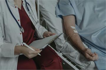 「日抽5包菸、1200cc高粱酒」  男鬧胃痛驚見12公分巨大腫瘤！