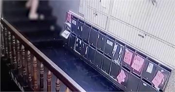 滿牆妙齡女照　2男闖北市大樓狂貼「尋人啟事」疑涉養生館糾紛