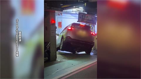 敢停？北市驚見魔王級停車場　休旅車「翹孤輪狂晃」超驚險