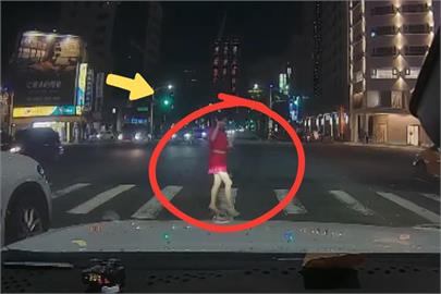 太誇張！五月半驚見「紅衣女」闖紅燈逼停車輛…網氣炸：神主牌出沒