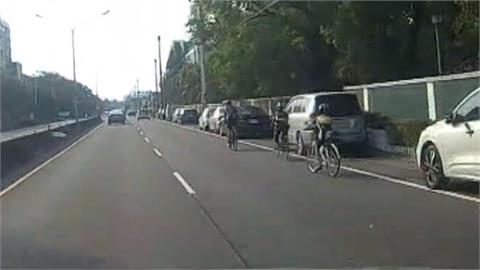 傻眼！老師率國小畢業生騎單車　竟然公然闖紅燈