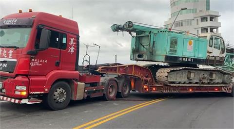 快新聞／南方澳大橋拖板車故障「倒退」橫擺路邊　雙向道路封閉中