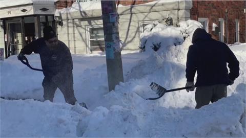 暴風雪席捲加拿大 多倫多男童鏟雪喊累
