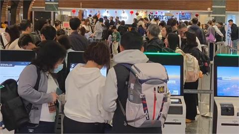 出國熱潮！連假第二天「桃機人、車潮略減」　全日上看7萬人出境