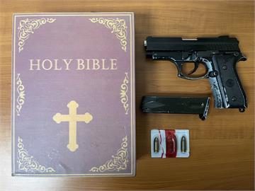 快新聞／有夠狡猾！北市嫌犯改造槍枝藏「聖經」中　警方火速查獲逮捕