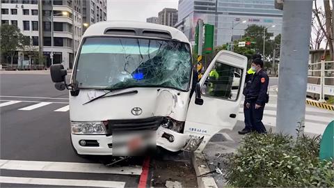 新莊發生自撞車禍　小巴撞道路指示牌送醫