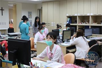 醫護爆離職潮！她好奇「為何還有人留下」　護理師吐心聲：能逃去哪