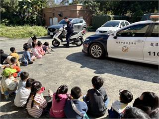 龍潭警喜迎最萌訪客 幼兒園學童認識警察工作