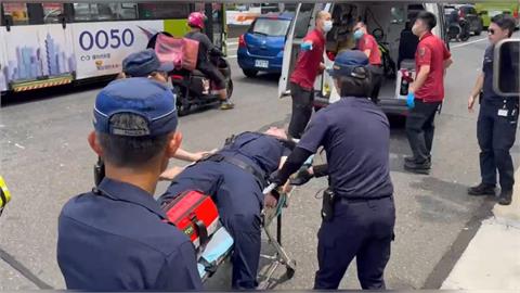 快新聞／畫面曝！民眾黨走讀活動被擋釀對峙　警察躺擔架送醫