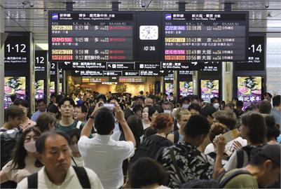 雨下不停日本新幹線班次大亂！　旅客夜宿列車、月台擠滿人