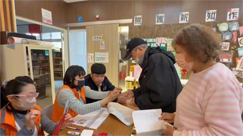 年前賺紅包！嘉義竹崎鄉「普發5000元現金」　大批鄉民排隊領錢