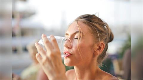 水要喝溫的才算是養生？日本醫生曝起床「喝2飲品」超顧腸