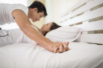 人妻偷情嬌喊「強到軟腳」！手機曝光老少通吃　露骨對話：激烈高潮好幾次