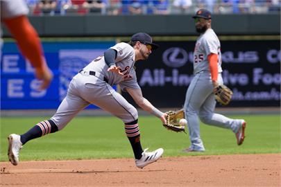 MLB(影)／全場傻了！「一顆星接殺」太神了　老虎三壘手、捕手聯手美技