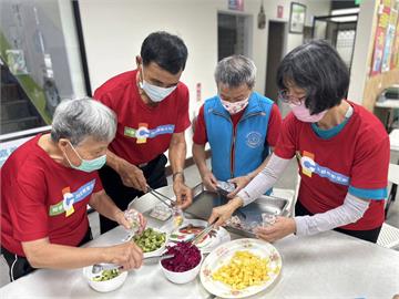 快新聞／健康又營養！　嘉義民雄衛生所合體長輩共包「水果冰粽」
