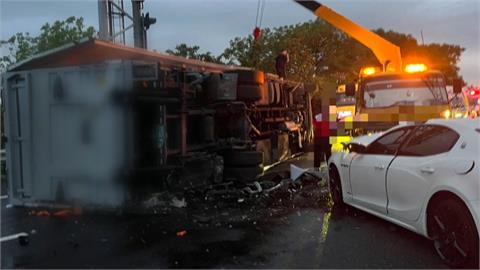 國1員林段聯結車自撞釀追撞　大貨車翻車、7人傷