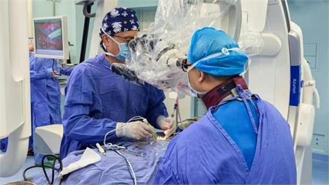 她腰腿痛2年「全身癱瘓」！竟在脊髓挖出「數千條寄生蟲」醫嚇瘋：像撈麵條