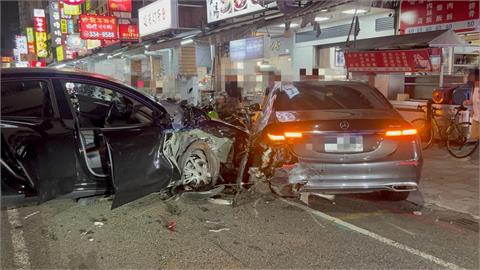 特斯拉突爆衝撞倒12車！賓士剛停好秒被撞「救幾十人命」車主：幸好撞到我的車