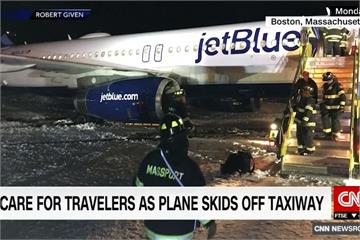 捷藍客機降落波士頓 意外滑出結冰滑行道