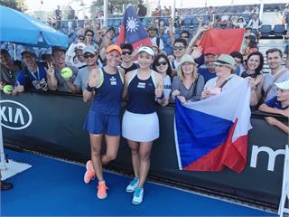 澳網女雙姊妹內戰 詹詠然搶下八強門票