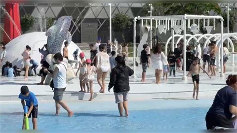 獨／日頭赤炎炎！高雄「星光水岸公園」　多項「玩水設施」連假首日擠爆