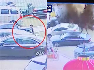 熊孩子丟鞭炮炸出天坑　多輛豪車受損家長賠慘了