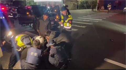 最新／驚悚畫面曝光！金山毒駕男「持雙刀」作勢隨機攻擊　警圍捕抓到了