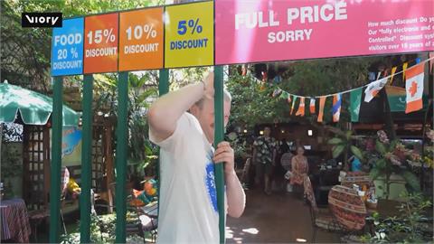 咖啡店創意新招「鑽柵欄」　客人嗨翻：越窄折扣越多