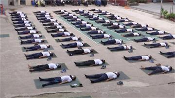 孟加拉員警染疫風險高 做瑜伽強化身心