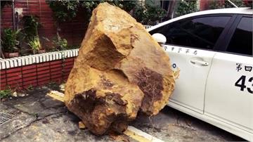 巨石掉落  砸毀員警私人汽車與警車