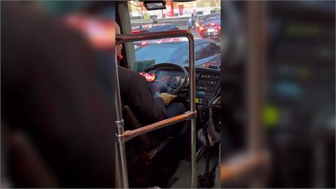 危險！　中壢客運司機「邊開車邊玩手遊」　　離譜行徑全都錄