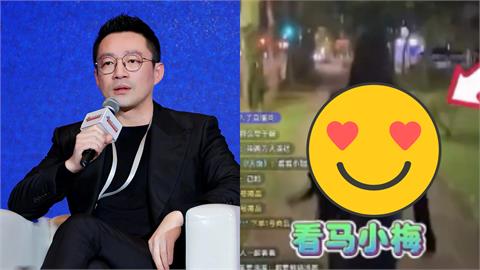 汪小菲深夜台北戶外開播「女友小梅超敢穿」！暗黑緊衣「勒出扯鈴腰」逼瘋網