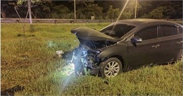 21歲男國道恍神狂飆　失控撞護欄車頭全毀險釀禍