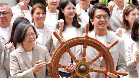 蔡英文曬「船員證」問下一步！釣出沈伯洋「神回這句」
