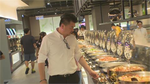 吃牛排配蚵仔煎！　平價牛排館板橋開旗艦店　人潮擠爆