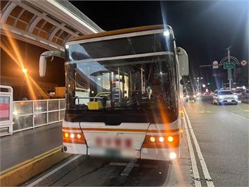 有影／台中公車又出事！　東海站進站自撞分隔島　1乘客送醫