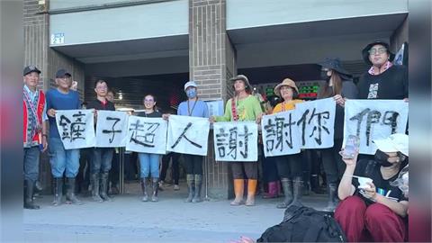 快新聞／超感動！馬太鞍總頭目率族人感謝鏟子超人　布條背面竟藏「驚喜彩蛋」