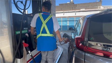 賓士車駕駛加油沒付錢就跑 加油站損失1354元