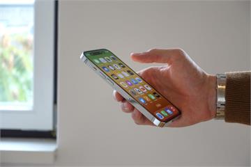 iPhone從萬呎高空墜落奇蹟無傷　英跳傘員驚呼：比諾基亞還神