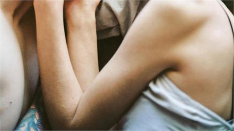 想跟25歲嫩妻「享受獨處時光」！自私爸「下藥迷昏女兒」意外殺人奪命