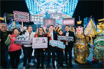 高齡換照新制5月上路　陳世凱大慶夜市宣導逾千人響應