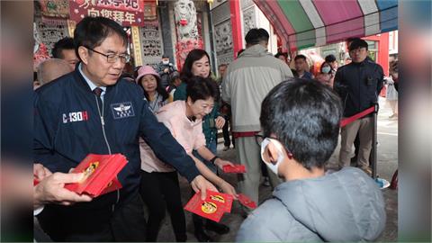 快新聞／廟埕擠爆！黃偉哲大年初一「走春」新化朝天宮　親發馬年紅包