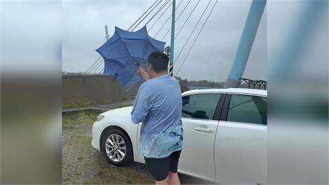 台中風王在海線　直擊民眾看海　朦朧美　冒雨拜媽祖