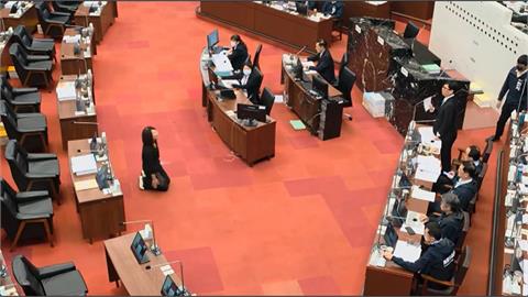 陳麗娜下跪抗議強拆澄清巷違建　陳其邁痛罵：非法關說