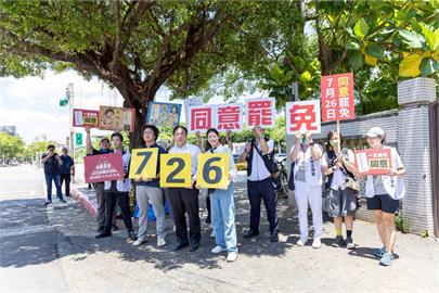 黃偉哲北上合體沈伯洋、林亮君 大直市場前宣講同意大罷免
