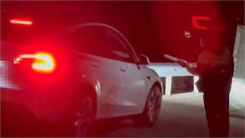 南投仁愛鄉貨車轉彎翻覆　員警冒著0度低溫交管