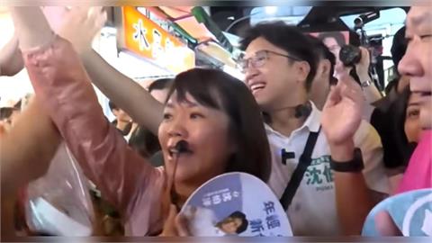 沈伯洋直搗「深藍票倉」拜票！夜市攤商感動曝：這2年人潮最多的1天